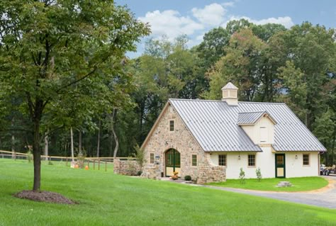 Small Horse Barns, Stable Style, Small Barns, Horse Barn Designs, Horse Barn Plans, Barn Renovation, Stone Barns, Barn Plans, Dream Barn