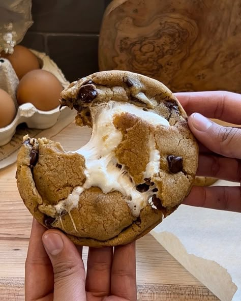 Browned Butter S’mores Chocolate Chip Cookies - Mariyum Smores Cookies, Browned Butter, S'mores, Sweet Snacks Recipes, Desserts Recipes, Cookies Ingredients, S Mores, Brown Butter, Food Obsession