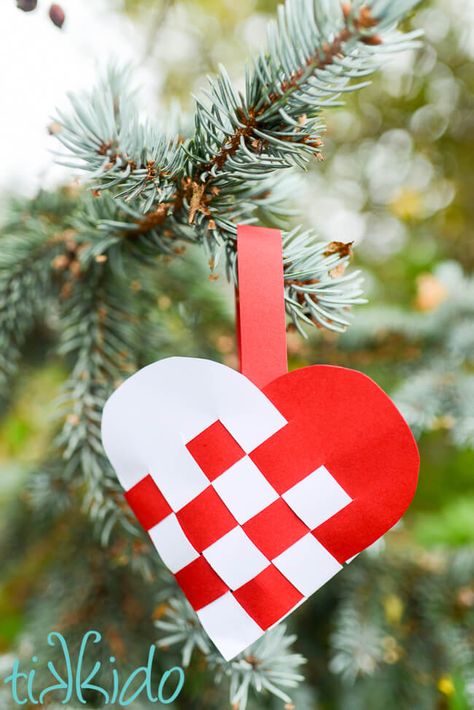 Swedish Paper Hearts Swedish Christmas Decorations, Sweden Christmas, Hearts Paper Crafts, Norwegian Christmas, Valentine Art, Danish Christmas, Valentine Craft, Scandinavian Christmas Decorations, Easy Christmas Ornaments