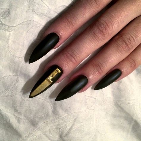 Black stiletto nails with knife Pointy Nails, Claw Nails, Fall Acrylic Nails, Autumn Nails, Nail Games, Manicure E Pedicure, Matte Nails, Stiletto Nails, Nails On Fleek