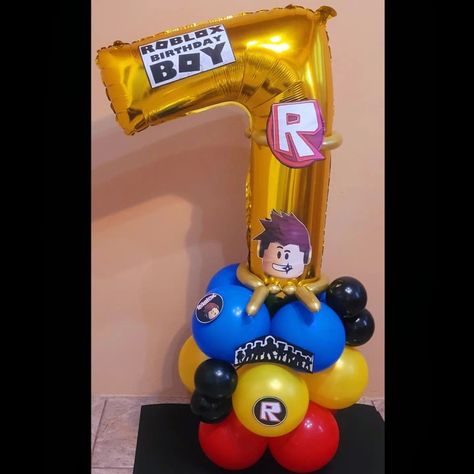 Roblox Birthday Balloons, Roblox Balloons, Roblox Cakes, Roblox 5, Pastry Ideas, Roblox Party, Roblox Cake, 8 Birthday, Balloon Arrangements