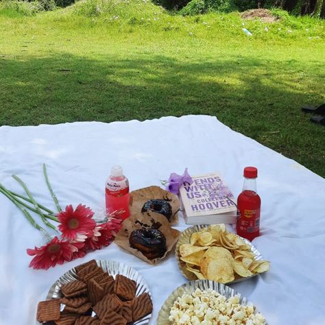 Indian Picnic Food Ideas, Indian Picnic, White Dress Flowers, Picnic Inspo, White Flower Dress, Picnic Birthday, Garden Picnic, Birthday Inspo, Picnic Date