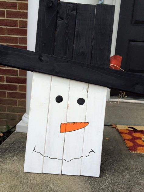 DIY Reversible Scarecrow To Snowman Pallet Pallet Snowman, Diy Scarecrow, Love Of Family, Pallet Christmas, Pallet Crafts, Fall Outdoor Decor, Christmas Wood Crafts, Crafts To Make And Sell, Snowman Crafts