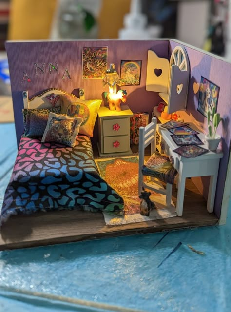 Diy Miniature Room, Room Miniature Diy, Cardboard Miniature House, Room Box Miniatures Diy, Mini Room Diorama, My Froggy Stuff Rooms, Dollhouse Room Box Diy, Room Boxes Miniature Dioramas, Room Diorama