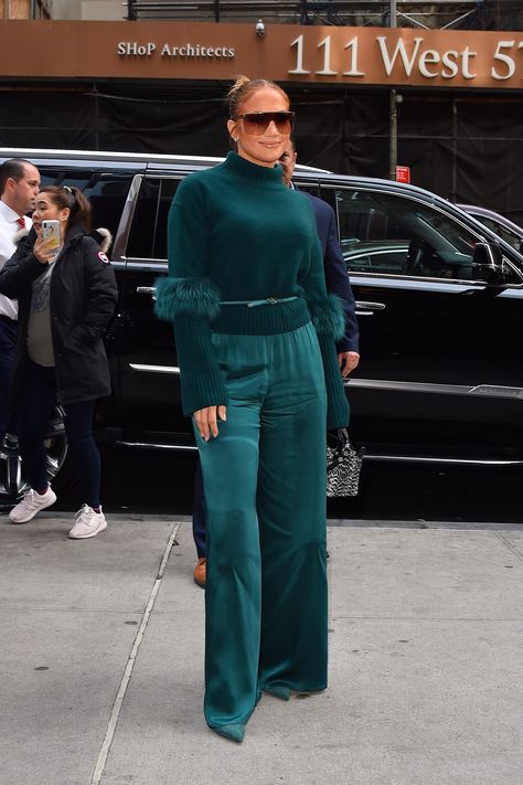 J.Lo’s Green Sweater & Pants Will Convince You To Try Monochromatic Dressing For The Holidays Green Versace Dress, Green Monochromatic Outfit, Green Monochromatic, J Lo Fashion, Dress Pants Outfits, Snap Pants, Monochromatic Outfit, Monochrome Outfit, Versace Dress