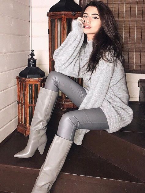 Outfits With Thigh High Boots, Classy Leather Pants, Lederhosen Outfit, Outfits Leggins, Grey Knee High Boots, High Boots Outfit, High Heeled Boots, Hot Boots, Thigh High Boots Heels