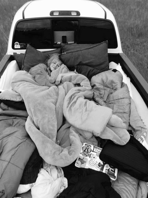 Truck Bed Date, Pillows And Blankets, Truck Bed Camping, Dream Dates, Bed Full, Cute Date Ideas, Fun Sleepover Ideas, In The Middle Of Nowhere, Family Camping Trip