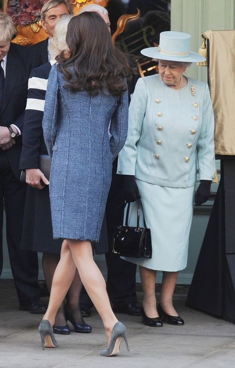 Why The Queen Was Shocked By Kate Middleton And Prince William? Queen Elizabeth Photos, Principe William Y Kate, Düşes Kate, Rainha Elizabeth Ii, Camilla Duchess Of Cornwall, Kate And Meghan, Kate Middleton Photos, Royal Family England, Hair Gray