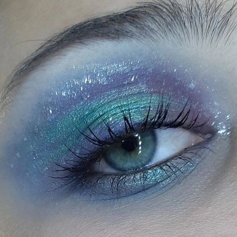 Makeup Inspo Blue Eyes, Halloween Jellyfish, Jellyfish Makeup, Jellyfish Core, Insane Makeup, Ocean Makeup, Mermaid Lip, Eye Makeup Inspo, Pony Aesthetic