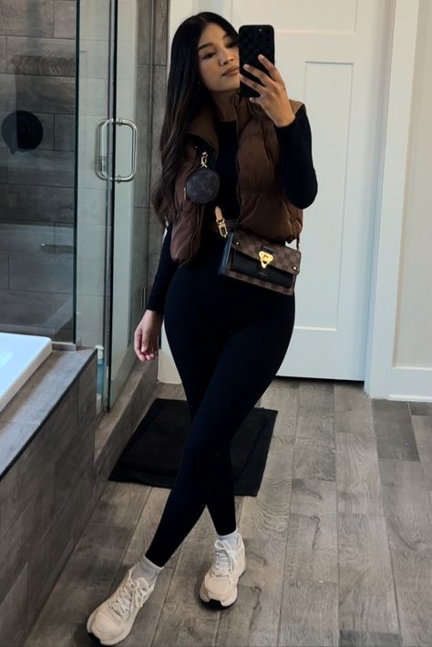 Winter Outfit Women 2024, Casual Black Outfits Winter, Cute Winter Sweater Outfits, Cold Weather Airport Outfit, Womens Winter Outfits 2024, Winter Outfits With Vest, Cold Weather Cute Outfits, Baddie Cold Weather Outfits, Outfits For Winter Women