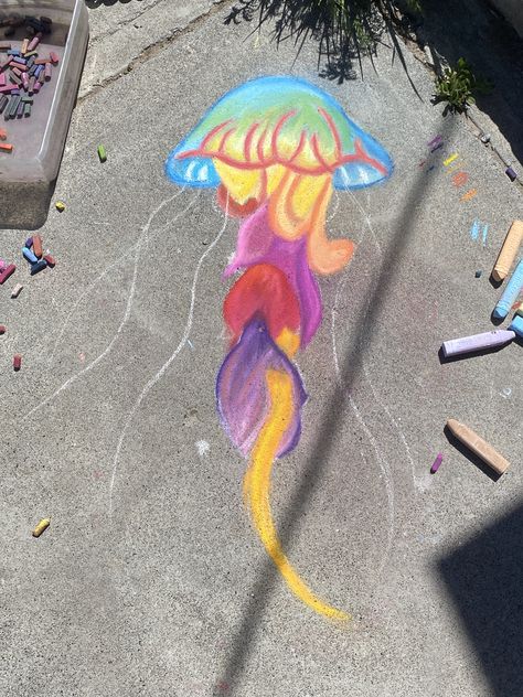 Jellyfish Chalk Art Easy, Impressive Chalk Art, Trippy Chalk Art, Street Chalk Art Ideas, Sidewalk Chalk Mural, Chalk Art Inspiration, Calk Ideas, Chalk Mural Sidewalk, Cool Chalk Drawings