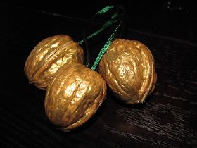 Housewife on a Shoestring: "Gilded" walnut ornaments Walnut Ornaments, Homemade Decor, Garden Club, Easy Crafts For Kids, Exeter, Christmas Love, Christmas Crafts Diy, Christmas Traditions, Holiday Crafts