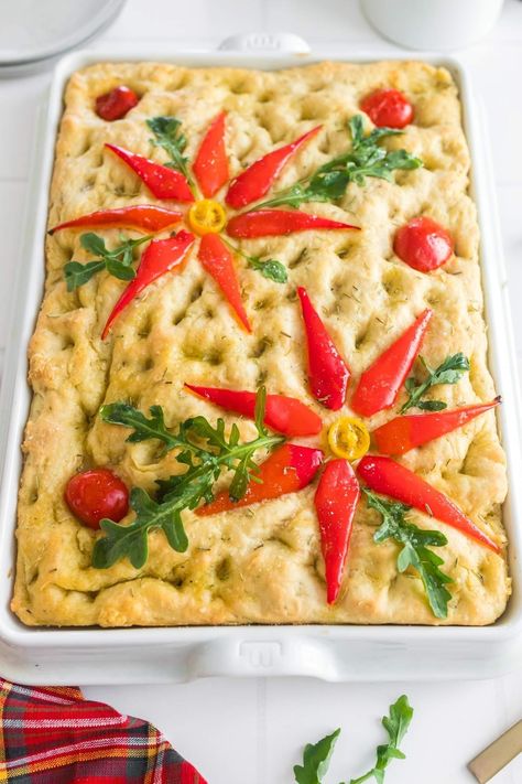 Making focaccia bread isn't difficult at all and this gorgeous poinsettia focaccia bread looks so cute. It makes a wonderful centerpiece for your holiday table and everyone will be impressed with your culinary creativity! Poinsettias are a festive flower and popular around Christmas time, but it's also fun to create this bread with a poinsettia design. Flavored subtly with rosemary, this bread is decorated with red bell peppers, cherry tomatoes and arugula, which add flavor and look good. Easy Baked Brie Recipe, Christmas Appetizer Recipes, Easy Christmas Appetizers, Festive Bread, Best Christmas Appetizers, Foccacia Bread, Christmas Appetizers Easy, Christmas Appetizer, Christmas Recipes Appetizers