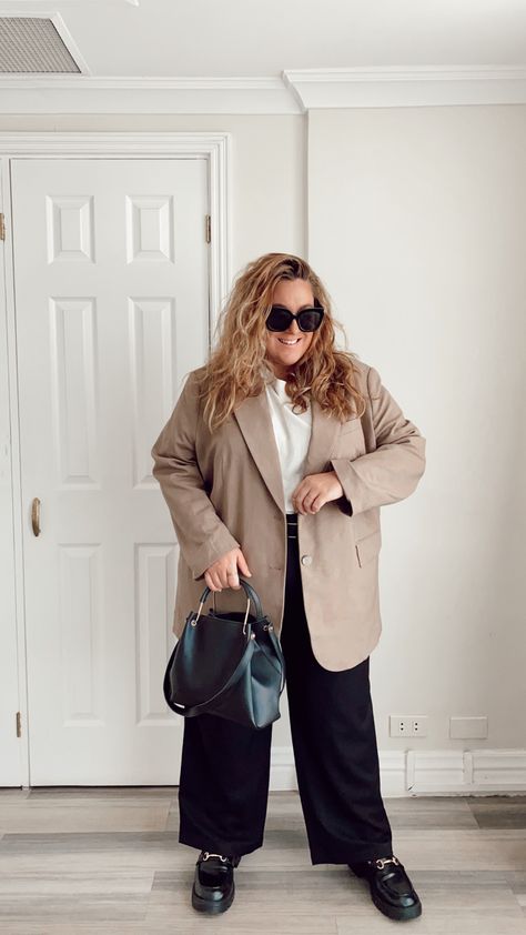 Beige blazer oversize black trousers loafers Plus Size Middle Age Fashion, Stomach Outfits, Aesthetic Fashion Plus Size, 18th Birthday Outfits Black Women, Autumn Plus Size Outfits, Fall Outfits For Plus Size, French Casual Style, Gatsby Outfits, Birthday Outfits Black Women