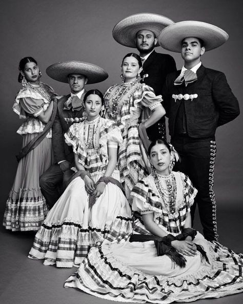 Mexican Traditional Clothing, Folklorico Dresses, Heartbreak High, Brazil Culture, Mexican Folklore, Mexican People, Traditional Mexican Dress, Ballet Folklorico, Mexican Culture Art