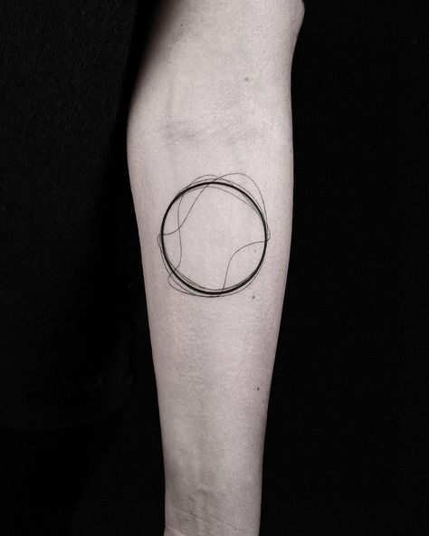 Symmetrical Tattoo, Circle Tattoos, Circle Tattoo, Handpoke Tattoo, Inspiration Tattoos, Tattoo Graphic, Line Art Tattoos, Line Work Tattoo, Top Tattoos