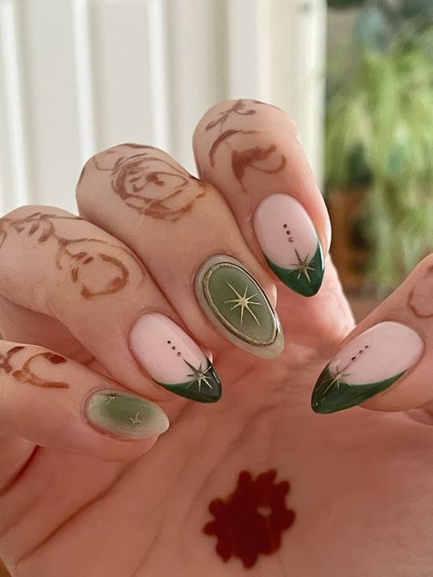 Emerald Green Biab Nails, Emerald Green Nails With Gold Design, Dark Green New Years Nails, Green Nails With Gold Stars, Emerald City Nails, Green And Gold Almond Nails, Dark Green Gold Nails, Simple Green Nail Designs, Forest Green Almond Nails