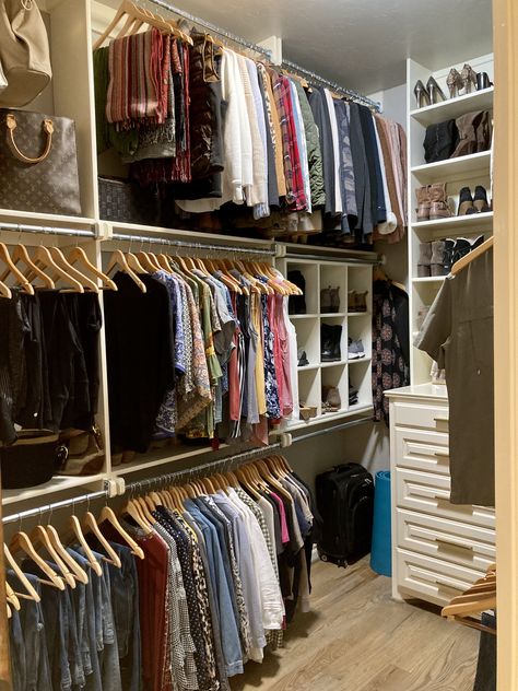 Walk In Closet Astethic, Cool Closet Ideas, Walk In Closet Storage Ideas, Spare Bedroom Closet Ideas, Extra Bedroom Ideas, Spare Room Walk In Closet, Cool Closet, Closet Full Of Clothes, Small Dressing Room