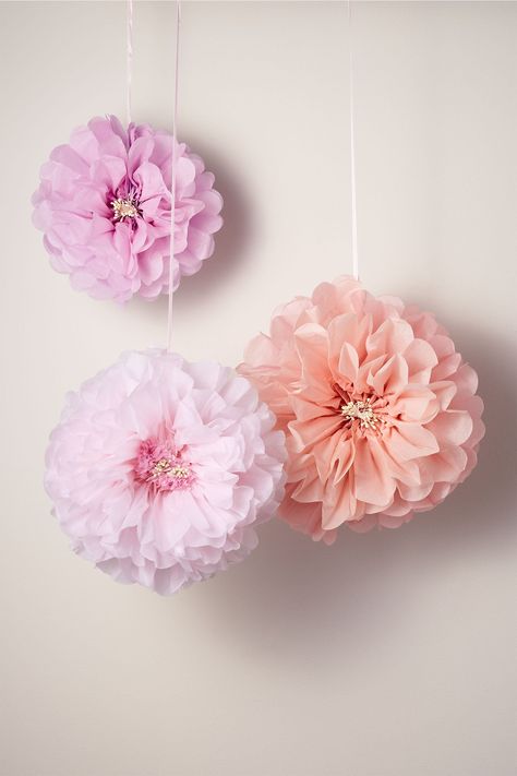 Get Inspired! 98 Bridal Shower Decorations That Will Have the Bride Gasping in Delight Flower Pom Poms, Gold Pom Poms, Bridal Shower Decorations Pink, Diy Bridal Shower Gifts, Wedding Pom Poms, Pom Pom Flowers, Diy Pom Poms, Bridal Shower Decorations Diy, Balloon Tassel