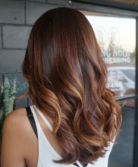 long dark brown hair with auburn balayage Balayage Auburn, Brown Auburn Hair, Baylage Hair, Balayage Brown, Auburn Balayage, Auburn Highlights, Tousled Hair, Hair Color Auburn, Brunette Balayage Hair