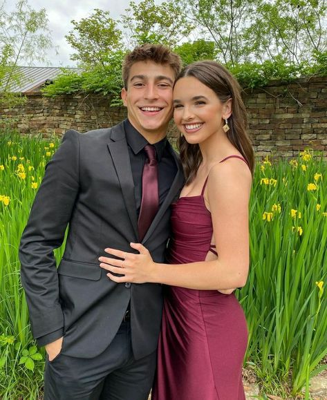 Maroon Homecoming Couple, Aesthetic Couple Pictures Formal, Burgundy Hoco Couple, Formal Date Poses, Boyfriend Graduation Outfit, Homecoming Poses Couples, Prom Date Outfits, Homecoming Picture Ideas With Date, Farewell Couple Pictures