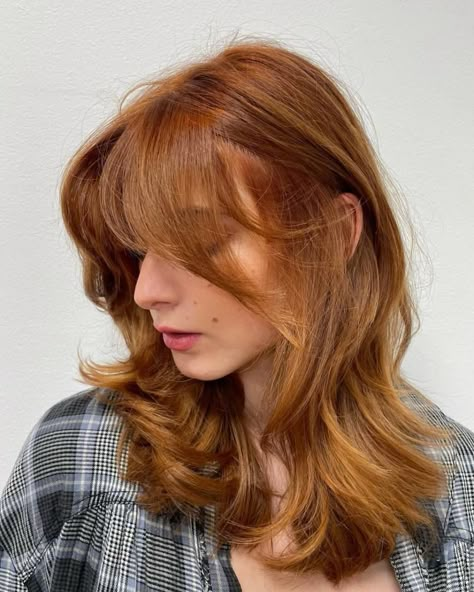 Medium-Length Ginger Butterfly Shag Butterfly Haircuts, Butterfly Haircut, Are Ideas, Shaggy Haircuts, Ginger Hair Color, Fall Hair Cuts, Haircuts Straight Hair, Auburn Hair, Mid Length Hair