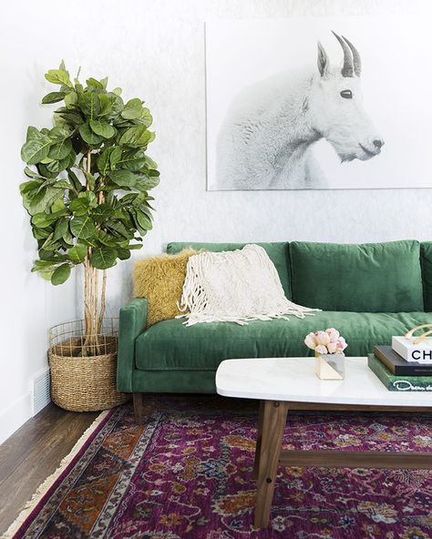 Inside a Style Blogger's Insanely Chic Office Makeover via @MyDomaine Emerald Green Sofa, Blue Sofa Living, Blue Sofas Living Room, Green Couch, Deco Studio, Green Velvet Sofa, Apartment Sofa, Green Sofa, Blue Sofa