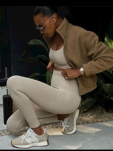 Casual Neutral Outfits, Modest Gym Outfit, Cream Leggings, Gym Attire, All Black Fashion, Cute Workout Outfits, Jasmine Tookes, Model Lifestyle, Lower Abdomen