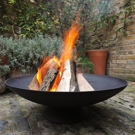 Cast iron disc fire pit Fire Pit Essentials, Cast Iron Fire Pit, Garden Lighting Design, Fire Pit Wall, Outside Fire Pits, Easy Fire Pit, Iron Fire Pit, Small Fire Pit, Rustic Fire Pits