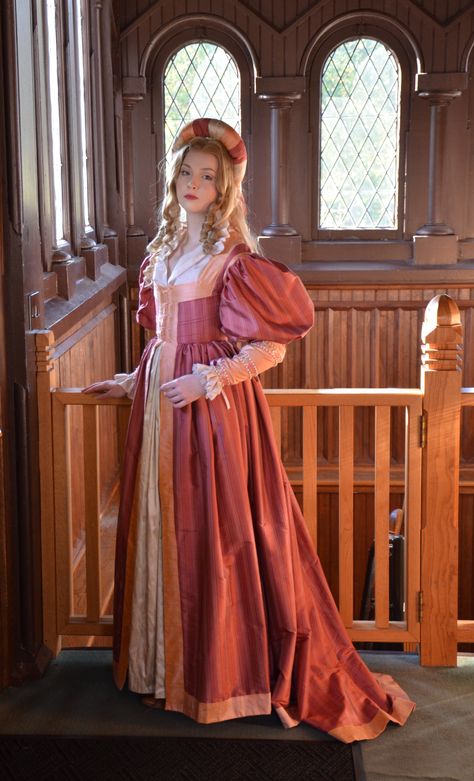 Renaissance Dress Spotlight & Announcement - McCall's M7763 | Angela Clayton sur Patreon Rennaissance Dress, Royal Aesthetics, Clothing Folds, Angela Clayton, Lucrezia Borgia, Rhaenyra Targaryen, Old Fashion Dresses, Medieval Dress, Loose Fitting Dresses