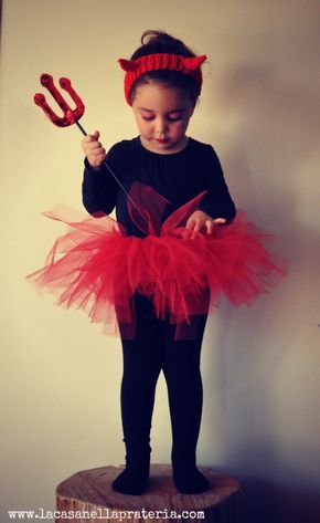 Chiara si vestirà da diavoletta! E voi da cosa vi vestirete domani?? da un'idea di @Claudia Porta #halloween Porta Halloween, Diy Girls Costumes, Great Halloween Costumes, Devil Costume, Diy Costumes Kids, Halloween Party Games, Easy Costumes, Halloween Costumes Makeup, Cute Halloween Costumes