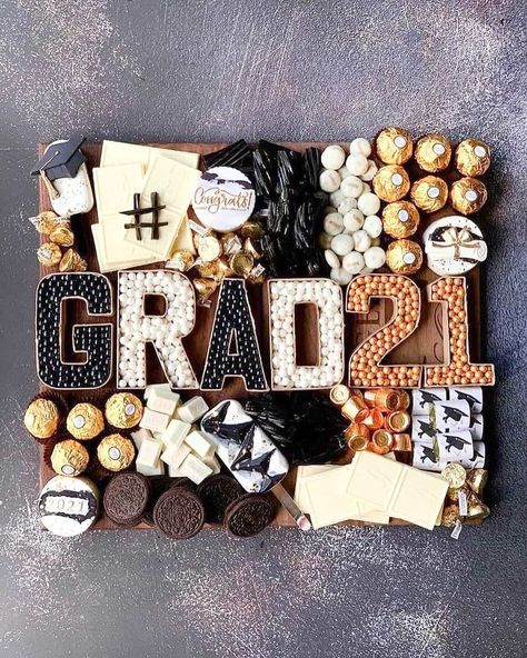 54 Epic Graduation Party Ideas To Make The Best Grad Party Of The Year - With Houna Boys Graduation Party, Graduation Party Inspiration, Grad Party Theme, Graduation Party Desserts, High School Graduation Party Decorations, College Grad Party, Graduation Desserts, Backyard Graduation Party, Outdoor Graduation Parties