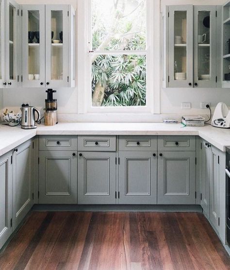 When you find the perfect gray cabinet color 📸credit: @besottedgrace @thegracetales via @coastalhamptonstyle Kitchen Ikea, Best Kitchen Cabinets, Kabinet Dapur, Interior Vintage, Kitchen Cabinet Hardware, Kitchen Mats Floor, Beautiful Kitchen, Counter Tops, Decor Minimalist