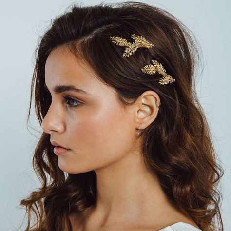 Gold beaded leaves.  #mostcurious #weddingevent #weddingshow #weddingideas #weddingplanning #weddingdress #weddinggown #bridalhair #weddinghair #bridalheadpiece Brunette Medium, Dark Fall, Romantic Wedding Hair, Best Wedding Hairstyles, Wedding Hair Inspiration, Penteado Cabelo Curto, Modern Bridal, Bridal Hair And Makeup, Gold Hair