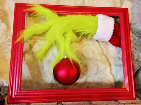 Make a Grinch hand for your Christmas decor. Grinch Whoville, Grinch Crafts, Grinch Hand, Grinch Decorations, Grinch Christmas Party, Whoville Christmas, Grinch Hands, Grinch Christmas Tree, Grinch Party