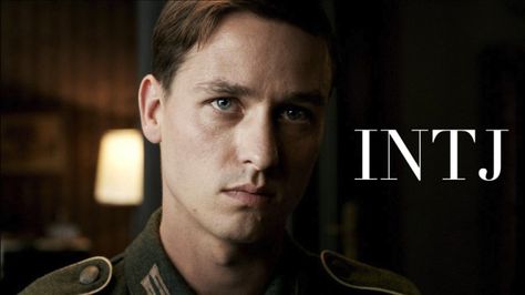 Tom Schilling, Ww2 Soldiers, Mens Fasion, Becoming Jane, Haircuts For Wavy Hair, The Secret History, Men In Uniform, Intj, Book Addict