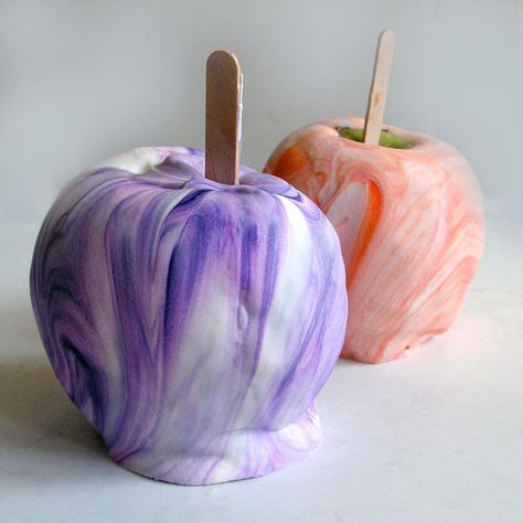 Totally groovy! Tie-dye Caramel Apples. #caramel #apples #Halloween #fall #autumn #party #caramel_apples #desserts #food #kids #tie_dye Dipped Sweets, Candy Apple Recipe, Chocolate Covered Apples, Gourmet Apples, Apple Dip, Soft Caramel, Caramel Candy, Granny Smith, Candy Apples