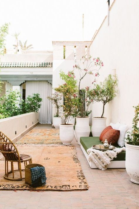 Terrasse façon riad marocain - Côté Maison Outdoor Rugs Patio, Outdoor Inspirations, Patio Spaces, Outdoor Patio Decor, Patio Area, Balcony Garden, Outdoor Design, Luxury Interior Design, Backyard Patio