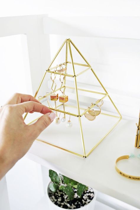 Brass Earring Pyramid DIY (click through for more) Diy Earring Holder, Diy Decoracion, Acrylic Holders, Diy Jewelry Holder, Jewelry Organizer Diy, Diy Simple, Diy Presents, Earring Holder, Stand Design