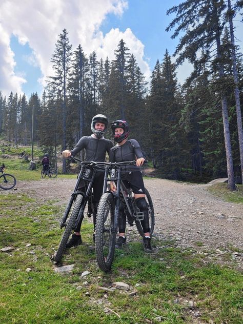 Downhill picture Mtb Couple, Biking Aesthetic, Liverpool Anfield, Mtb Girl, Bike Couple, Mountain Vibes, Sports Couples, Bicycle Sport, Outdoor Aesthetic