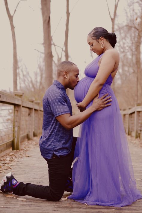 Purple Dress Maternity Pictures, Lavender Maternity Photoshoot, Purple Maternity Photoshoot, Purple Maternity Dress Photoshoot, Couple Maternity Pictures, Outdoors Couple, Mom Photo Shoots, Purple Maternity Dress, Spring Maternity Photos