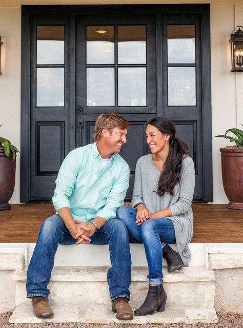 Farmhouse Outdoor Lighting, Front Door Planters, Trendy Farmhouse Kitchen, Joanna Gaines Style, Front Door Styles, Fixer Upper House, Porch Styles, Black Front Doors, Farmhouse Front Door