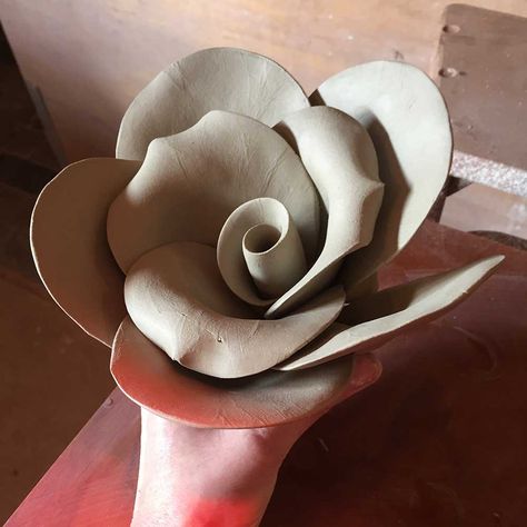 5th Petal Around Rose Texture Ceramic, Easy Clay Sculptures, Diy Keramik, Clay Rose, Flower Sculpture, Beginner Pottery, Air Dry Clay Projects, Pottery Handbuilding, Flower Sculptures