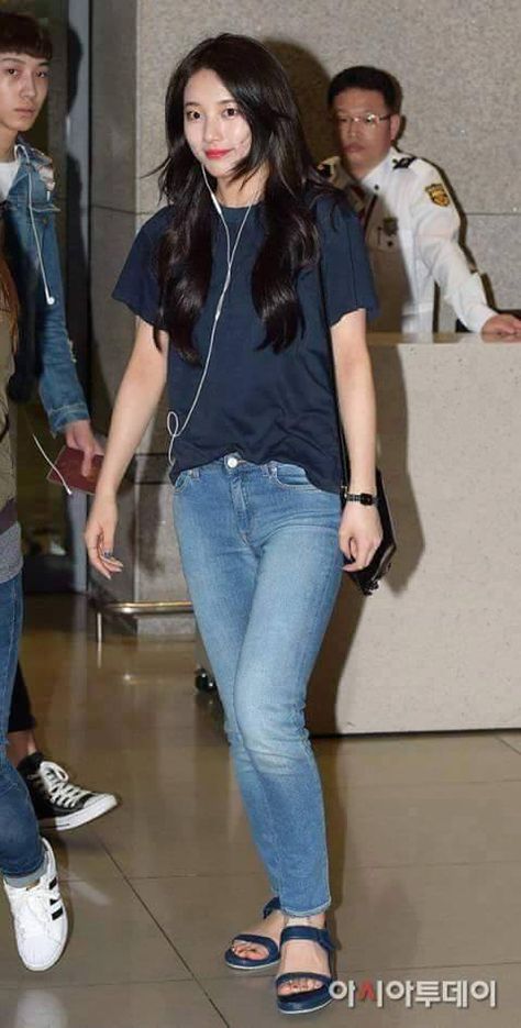 Blue Plain Tee Airport Fashion of Miss A Suzy Snsd Fashion, Miss A Suzy, Suzy Bae, K Actress, Special Outfits, Korea Drama, Drama Fashion, Artist Fashion, Idol Fashion