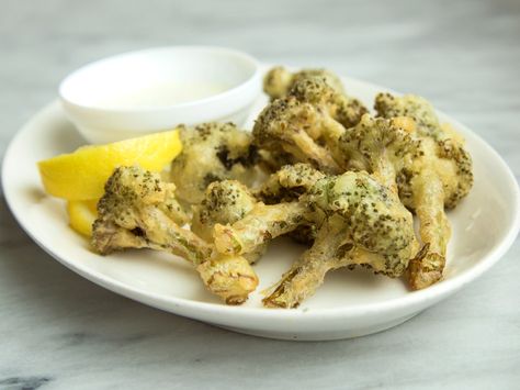 Fried Broccoli | This fast, super-easy fried broccoli recipe has just three steps. Learn how to make it at Food & Wine. Tempura Recipe, Endive Recipes, Deep Fried Appetizers, Fried Broccoli, Healthy Vegetable Recipes, Broccoli Recipe, Broccoli Recipes, Veggie Sides, Fried Food