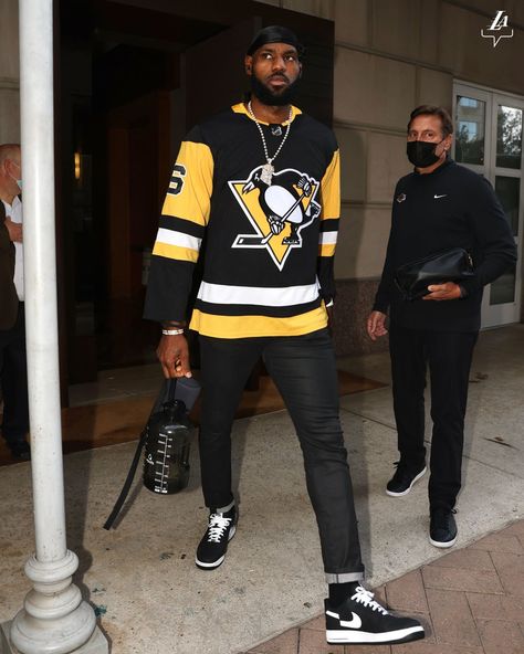 Jerseys Outfit, Hockey Outfits, Black Men Fashion Urban, Nba Fashion, Clothing Brand Logos, Nfl Outfits, Hockey Shirts, Jersey Outfit, Mens Outfit Inspiration