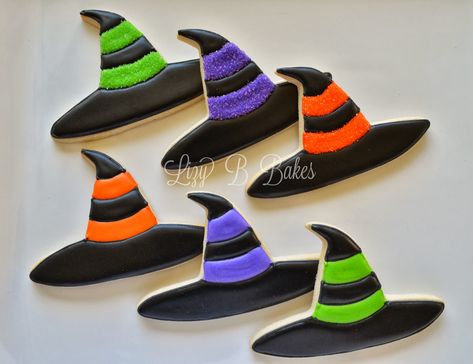 It's time for creepy cookies!!! Have you started yours yet? In case you haven't, here is a list of tutorials to help you ... Decorated Halloween Cookies, Galletas Halloween, Halloween Sugar Cookies Decorated, Witch Hat Cookies, Halloween Deserts, Halloween Cookie Recipes, Cookies Halloween, Dulces Halloween, Halloween Cookies Decorated