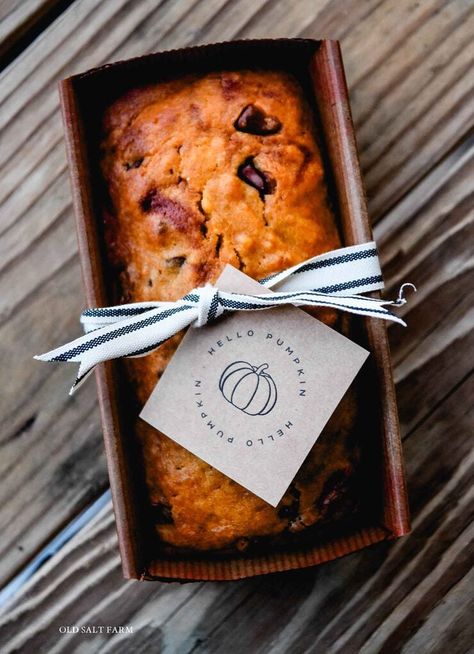 Chocolate Chip Pumpkin Bread is the perfect way to give the gift of fall. An easy and scrumptious recipe, along with the cutest printable tags--everyone will love this pumpkin bread gift idea. Hello, Pumpkin! Pumpkin Bread Gift Ideas, Pumpkin Bread Broma Bakery, Pumpkin Pullapart Bread, Pumpkin Chocolate Chip Bread Great Harvest, Bon Appetit Pumpkin Bread, Bread Gifts, Bread Packaging, Pumpkin Chocolate Chip Bread, Baking Gifts