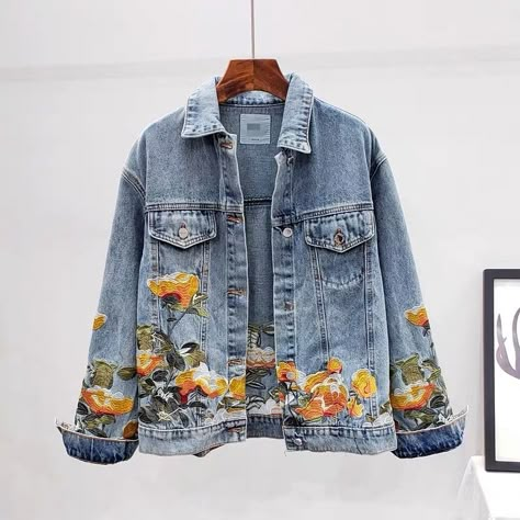 Jean Jacket Design, Denim Jacket Embroidery, Ladies Coats, Woman Flower, Diy Denim Jacket, Cool Jeans, Painted Clothes Diy, Jeans Coat, Painted Jacket