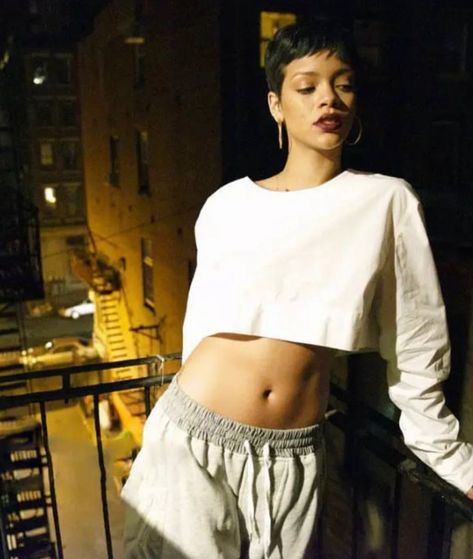 Rihanna 2000's, Rihanna Short Hair, Short Hair Outfits, Ugly Outfits, Rihanna Outfits, Rihanna Looks, Rihanna Photos, Rihanna Riri, Rihanna Style